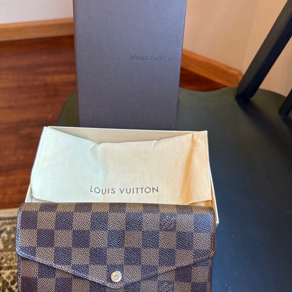 Louis Vuitton wallet - Picture 1 of 4